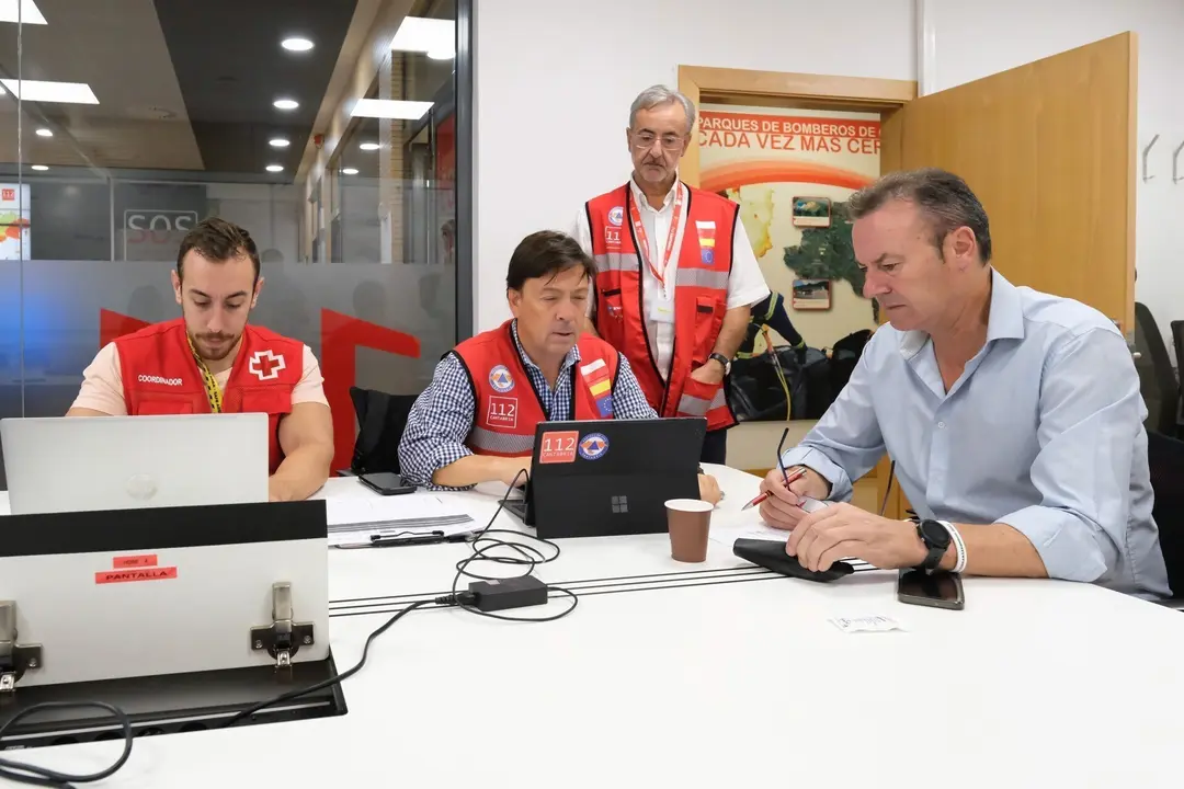 10:00 horas. Sede del 112. El consejero de Desarrollo Rural, Ganader&iacute;a, Pesca, Alimentaci&oacute;n y Medio Ambiente, Guillermo Blanco, informa, en rueda de prensa, de la situaci&oacute;n de los incendios forestales en Cantabria. 29 de octubre de 2022 &copy; Ra&uacute;l Lucio