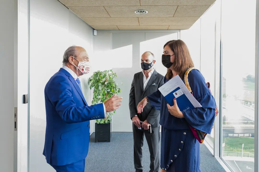 09:00 horas. Despacho del consejero de Industria, Turismo, Innovaci&oacute;n, Transporte y Comercio (PCTCAN). El consejero de Industria, Turismo, Innovaci&oacute;n, Transporte y Comercio, Javier L&oacute;pez Marcano, se re&uacute;ne con representantes de ASECOVE para presentar el Plan MOVES III para veh&iacute;culos eficientes. 24 de septiembre de 2021 &copy; Ra&uacute;l Lucio