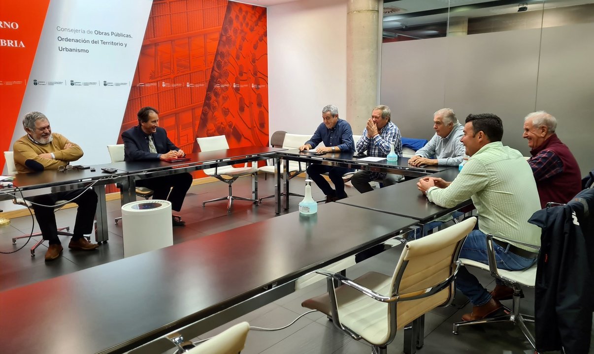 El consejero de Obras Públicas, Ordenación del Territorio y Urbanismo, José Luis Gochicoa, se reúne con alcaldes de la comarca del Nansa.
16 NOV 22