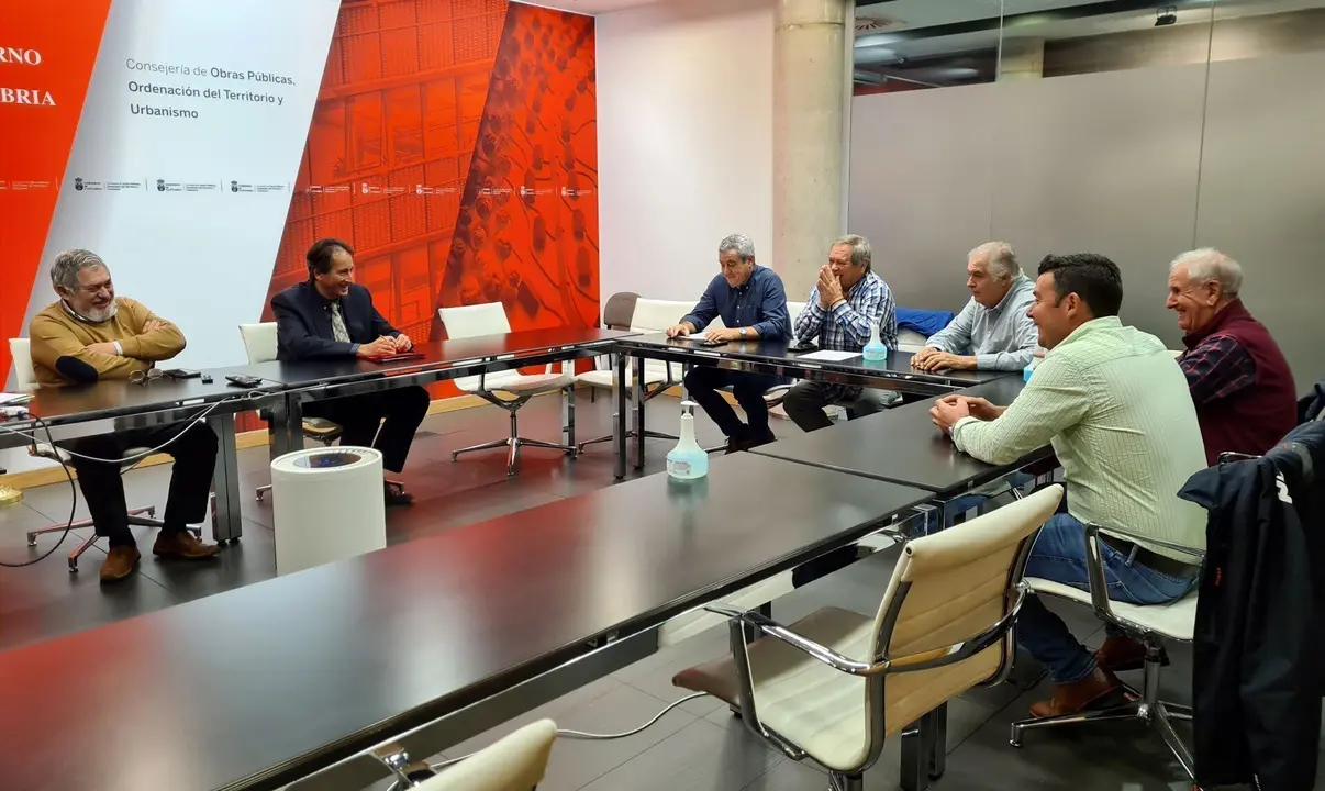 El consejero de Obras P&uacute;blicas, Ordenaci&oacute;n del Territorio y Urbanismo, Jos&eacute; Luis Gochicoa, se re&uacute;ne con alcaldes de la comarca del Nansa.
16 NOV 22