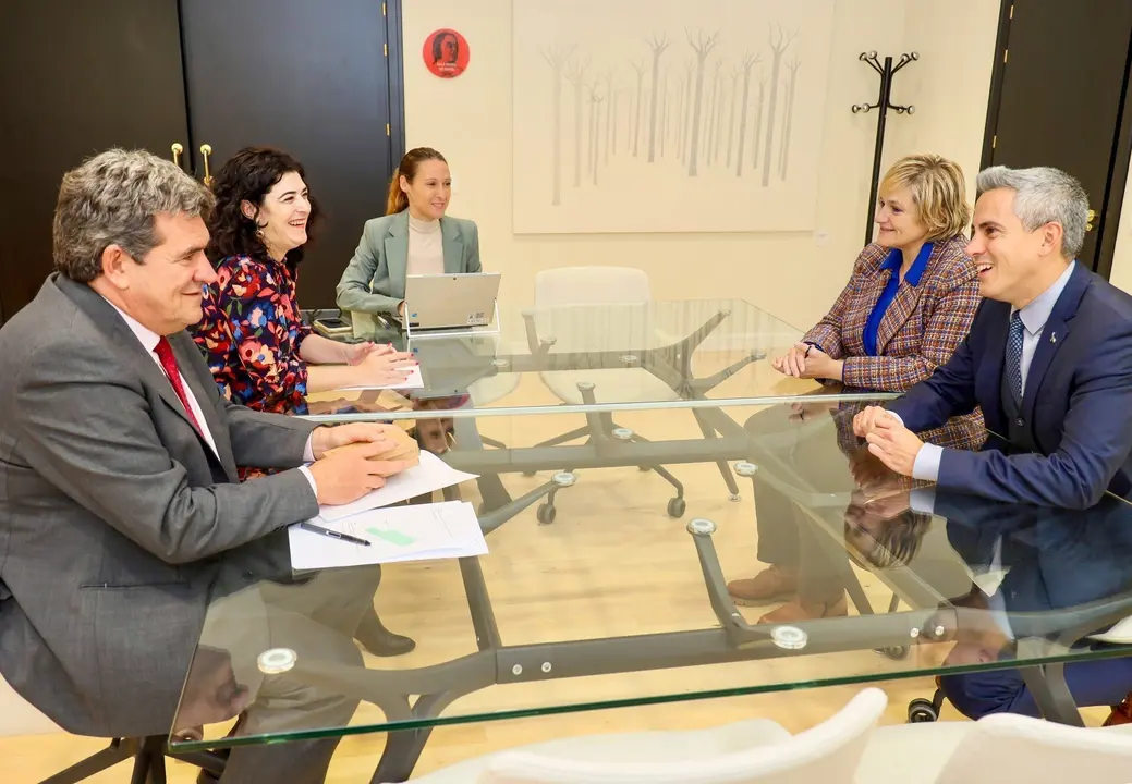 12:00 horas. Ministerio de Inclusi&oacute;n, Seguridad Social y Migraciones (Madrid, c/ Jos&eacute; Abascal, 39)
El vicepresidente y consejero de Universidades, Igualdad, Cultura y Deporte, Pablo Zuloaga, se re&uacute;ne con el ministro de Inclusi&oacute;n, Seguridad Social y Migraciones, Jos&eacute; Luis Escriv&aacute;.
22 de noviembre de 2022
