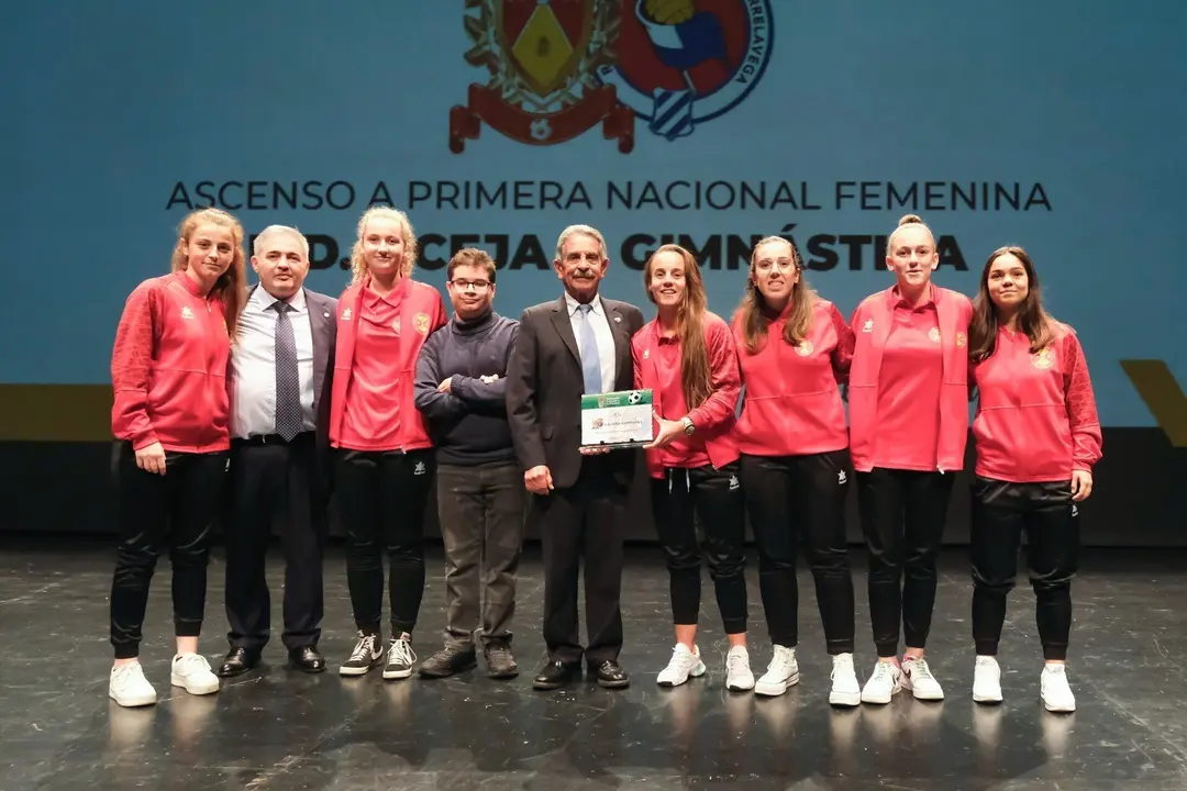 20:00 horas. Sala Argenta del Palacio de Festivales. El presidente de Cantabria, Miguel &Aacute;ngel Revilla, participa en la entrega de premios de la Gala del F&uacute;tbol C&aacute;ntabro, a la que tambi&eacute;n asiste, a las 18:45 horas, el vicepresidente, Pablo Zuloaga. 24 de noviembre de 2022 &copy; Ra&uacute;l Lucio