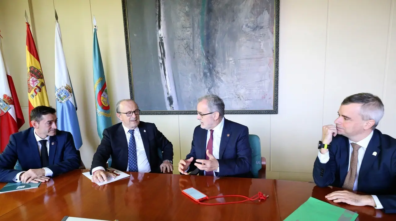 El consejero de Industria, Turismo, Innovaci&oacute;n, Transporte y Comercio, Javier L&oacute;pez Marcano, acompa&ntilde;ado del rector de la Universidad de Cantabria, &Aacute;ngel Pazos, presenta la c&aacute;tedra de Innovaci&oacute;n. 
25 NOV 22