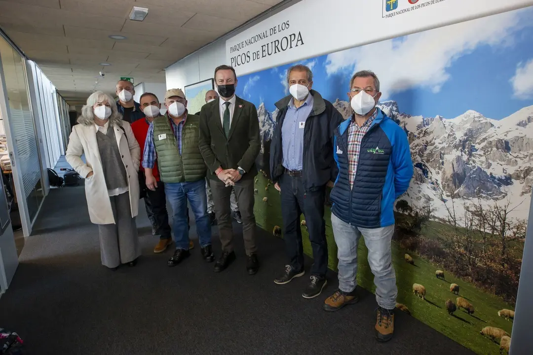 09:30 horas. Sala de reuniones de la Consejer&iacute;a de Desarrollo Rural, Ganader&iacute;a, Pesca, Alimentaci&oacute;n y Medio Ambiente (planta 3)
El consejero de Desarrollo Rural, Ganader&iacute;a, Pesca, Alimentaci&oacute;n y Medio Ambiente, Guillermo Blanco, se re&uacute;ne con los alcaldes de Tresviso, Javier Campo, de Cillorigo de Liebana, Jes&uacute;s Cuevas, y de Camale&ntilde;o, Oscar Casares. 28 NOVIEMBRE 2022 &copy; Miguel De la Parra