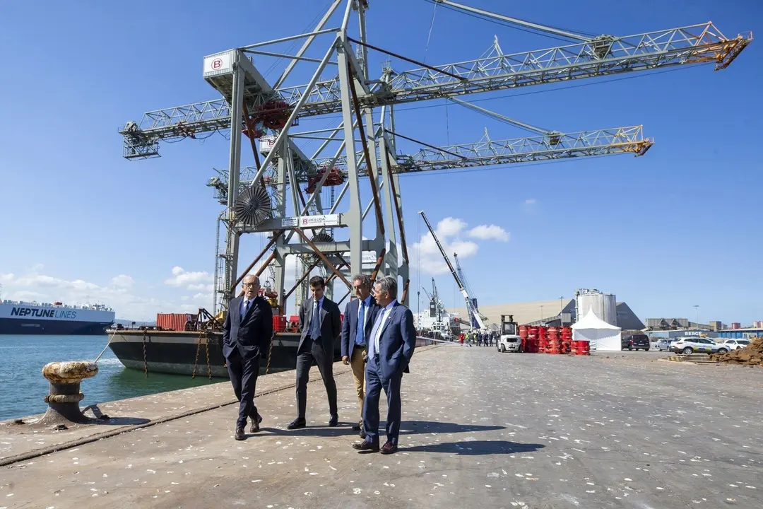 13:00 horas. Muelle de Raos 3. Puerto de Santander
El presidente de Cantabria, Miguel &Aacute;ngel Revilla, y el consejero de Industria, Turismo, Innovaci&oacute;n, Transporte y Comercio, Javier L&oacute;pez Marcano, asisten a la llegada de las gr&uacute;as para la nueva terminal de contenedores de Boluda. 20 SEPTIEMBRE 2022 &copy; Miguel De la Parra

