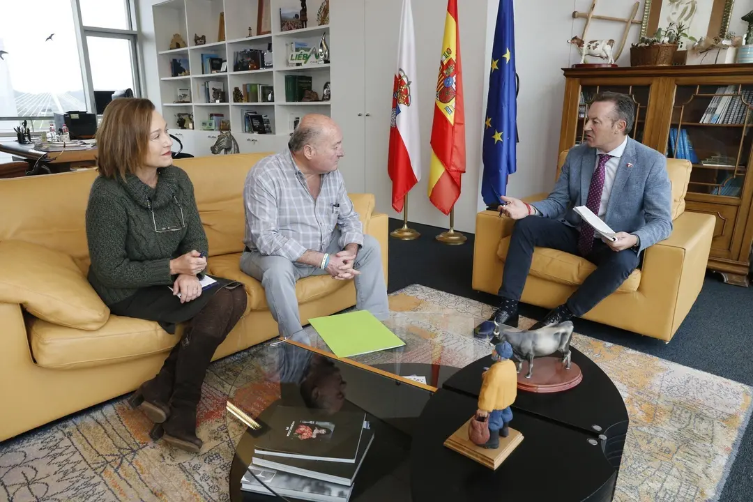 10:00 horas. Despacho del consejero
El consejero de Desarrollo Rural, Ganader&iacute;a, Pesca, Alimentaci&oacute;n y Medio
Ambiente, Guillermo Blanco, se re&uacute;ne con el alcalde de Villacarriedo, &Aacute;ngel Sainz. 07 DICIEMBRE 2022 