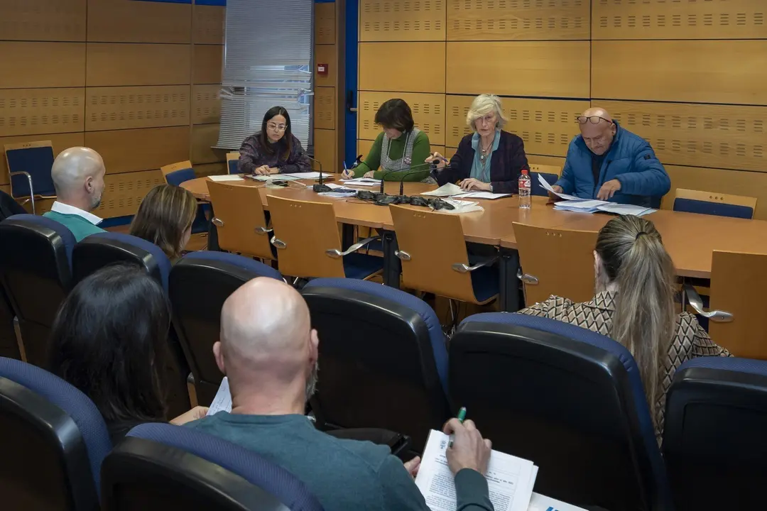 11:30 horas. 3&ordf; planta de la Consejer&iacute;a de Educaci&oacute;n y Formaci&oacute;n Profesional.
La consejera de Educaci&oacute;n y Formaci&oacute;n Profesional, Marina Lomb&oacute;, preside la reuni&oacute;n de la Mesa Sectorial de Educaci&oacute;n.
