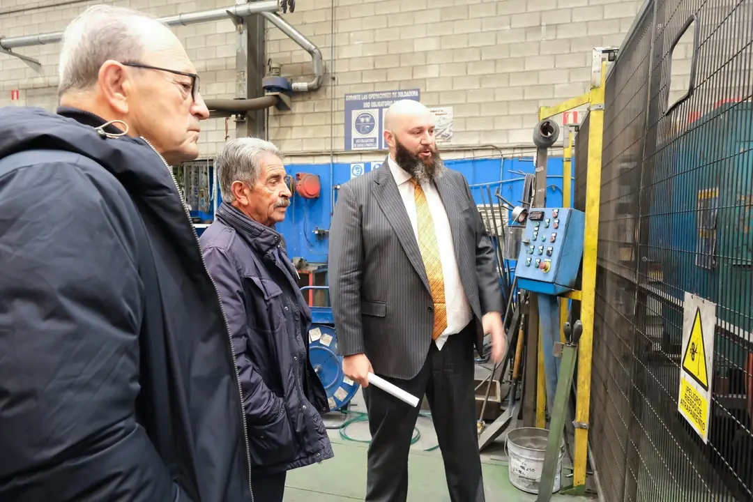 12:00 horas. Calle Calderer&iacute;a, parcela 162-165, Reinosa. El presidente de Cantabria, Miguel &Aacute;ngel Revilla, y el consejero de Industria, Turismo, Innovaci&oacute;n, Transporte y Comercio, Francisco Javier L&oacute;pez Marcano, asisten a la inauguraci&oacute;n de las nuevas instalaciones de la empresa Global Metwire Injection. 14 de diciembre de 2022 &copy; Ra&uacute;l Lucio