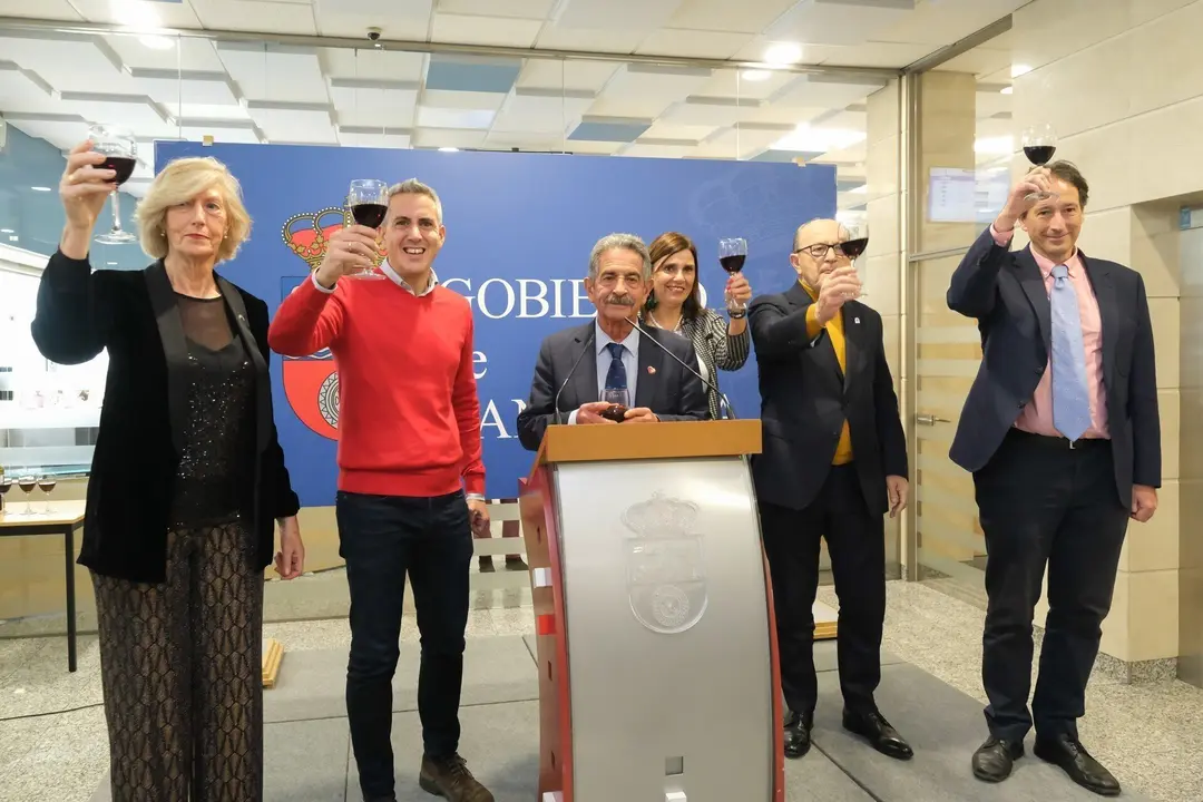 13:00 horas. Gobierno de Cantabria. El presidente de Cantabria, Miguel &Aacute;ngel Revilla, y la consejera de Presidencia, Interior, Justicia y Acci&oacute;n Exterior, Paula Fern&aacute;ndez Via&ntilde;a, felicitan las fiestas navide&ntilde;as a los empleados p&uacute;blicos. 23 de diciembre de 2022 &copy; Ra&uacute;l Lucio