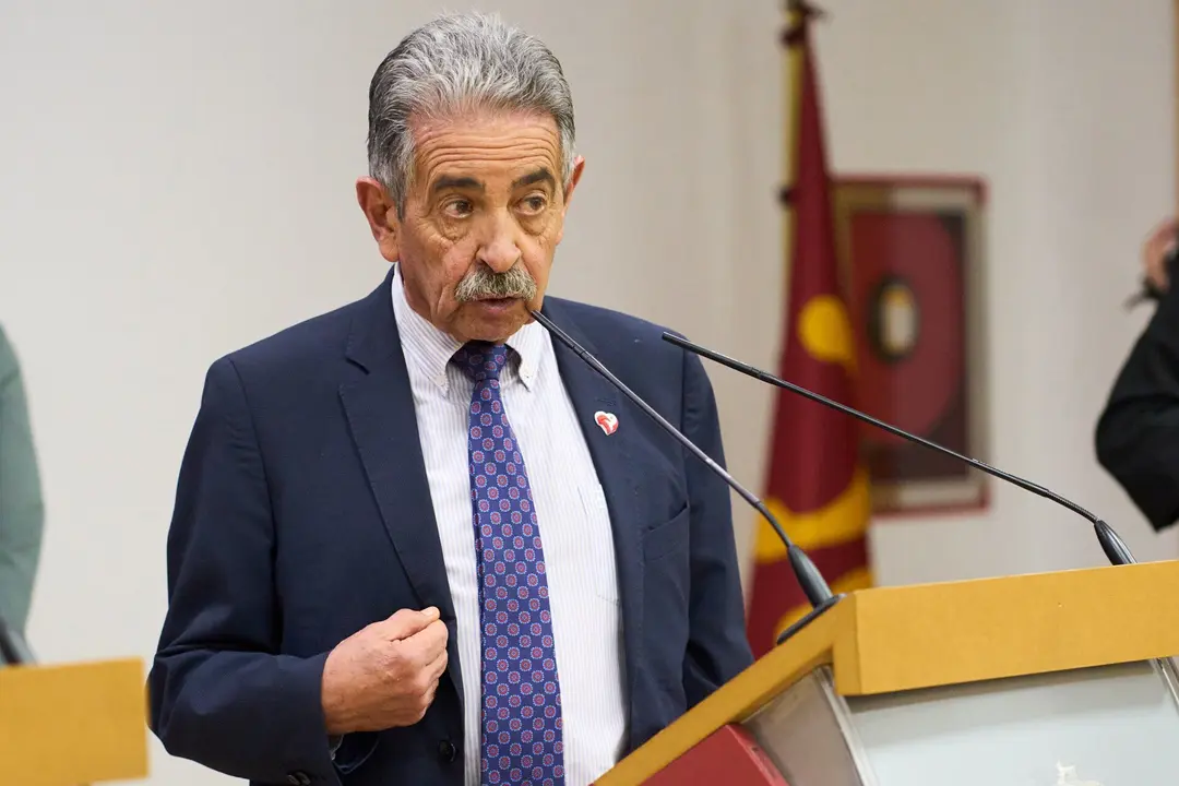 16/11/22  SANTANDER
ep  
La ministra de Hacienda, Mar&iacute;a Jes&uacute;s Montero; el presidente de Cantabria, Miguel &Aacute;ngel Revilla; y el vicepresidente, Pablo Zuloaga, firman los convenios de colaboraci&oacute;n entre el Estado y la Comunidad Aut&oacute;noma para la financiaci&oacute;n del Hospital Valdecilla, La Pasiega y el MUPAC


FOTO: JUAN MANUEL SERRANO ARCE
