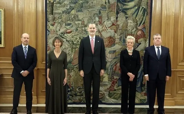 Su Mejestad el Rey junto a los nuevos magistrados del Tribunal Constitucional, Juan Carlos Campo, Laura D&iacute;ez Bueso, Mar&iacute;a Luisa Segoviano y C&eacute;sar Tolosa Tribi&ntilde;o