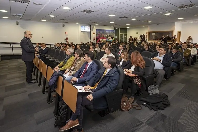 11:00 horas. Sal&oacute;n de actos del PCTCAN
El consejero de Industria, Turismo, Innovaci&oacute;n, Transporte y Comercio, Francisco Javier L&oacute;pez Marcano, inaugura la jornada &lsquo;Inversiones para la modernizaci&oacute;n del tejido industrial de Cantabria&rsquo;.
