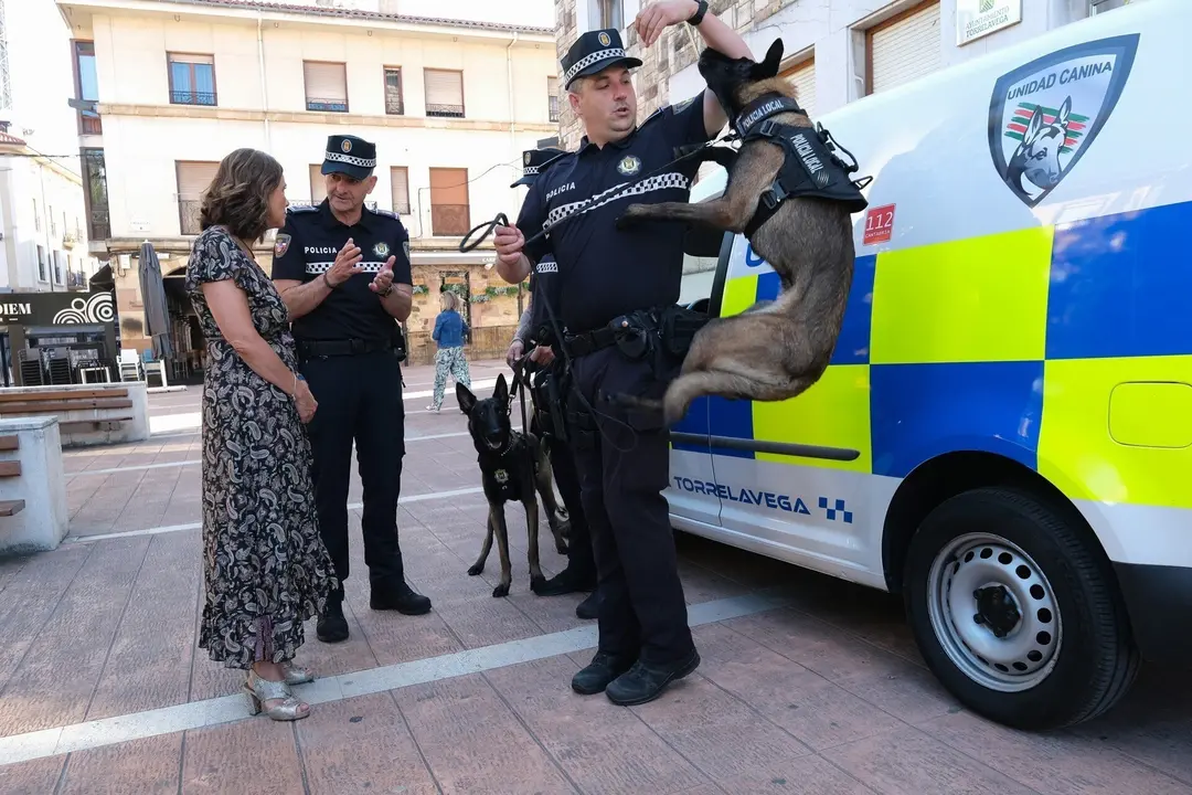 09:00 horas. Plaza Baldomero Iglesias. Torrelavega. La consejera de Presidencia, Interior, Justicia y Acci&oacute;n Exterior, Paula Fern&aacute;ndez, asiste a la presentaci&oacute;n de los nuevos medios destinados a la Unidad Canina de la Polic&iacute;a Local. 8 de julio de 2022 &copy; Ra&uacute;l Lucio