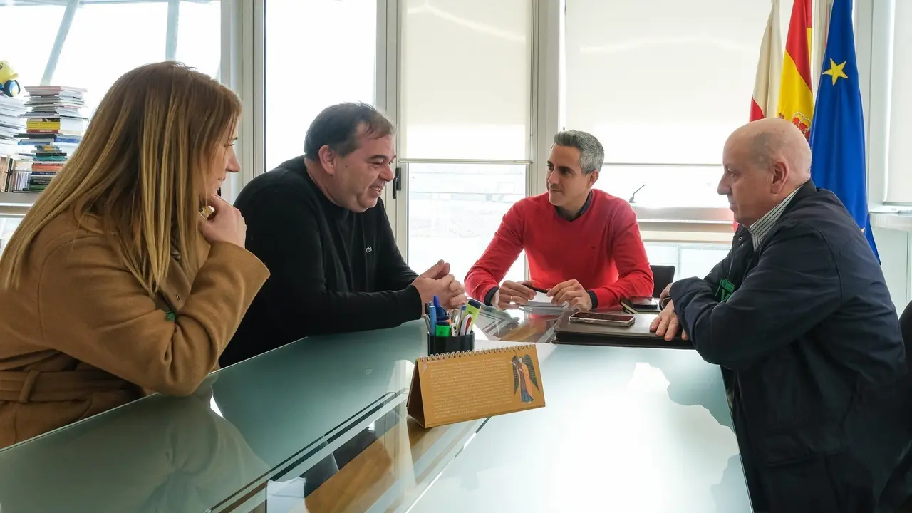 12:30 horas. Gobierno de Cantabria. El vicepresidente y consejero de Universidades, Igualdad, Cultura y Deporte, Pablo Zuloaga, recibe al alcalde de San Miguel de Aguayo, Eduardo Guti&eacute;rrez. 9 de enero de 2023 &copy; Ra&uacute;l Lucio