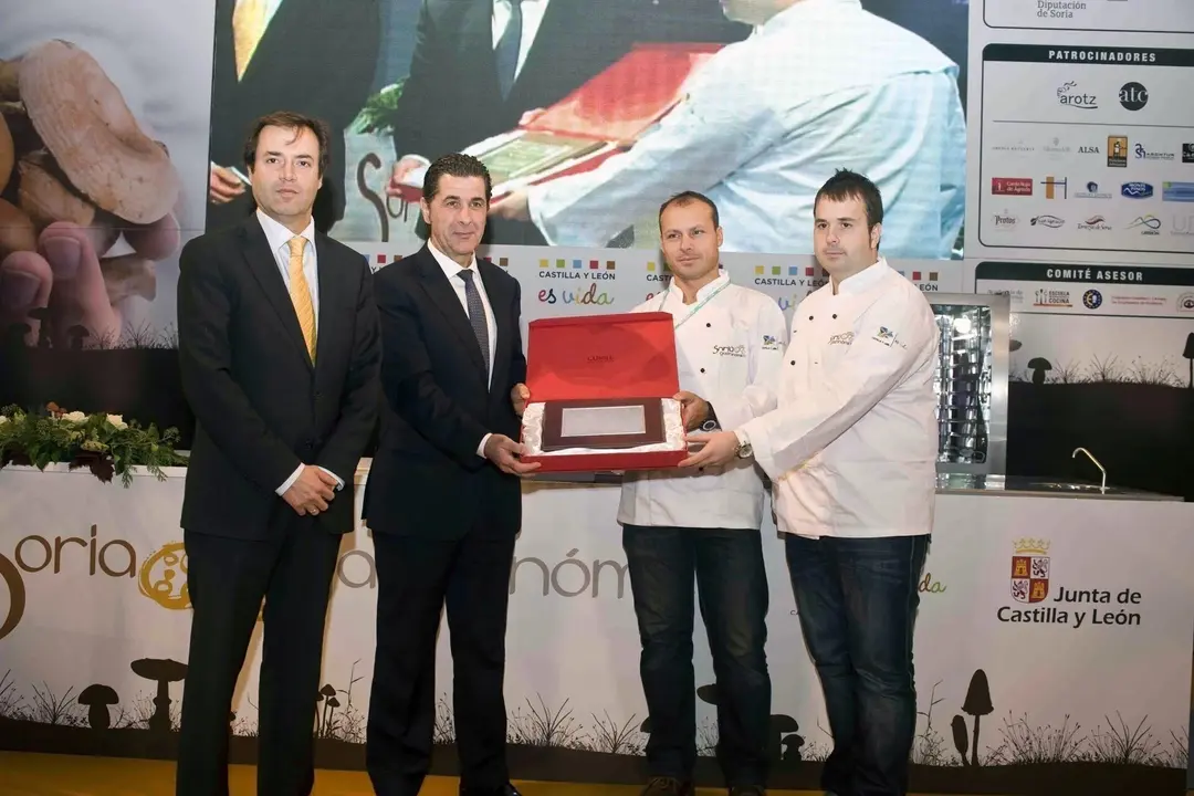 SORIA GASTRON&Oacute;MICA. Placa a Cantabria.

 

Director general turismo, Francisco Agudo,  recoge placa otorgada a Cantabria en Soria Gastron&oacute;mica
29-OCTUBRE-2012