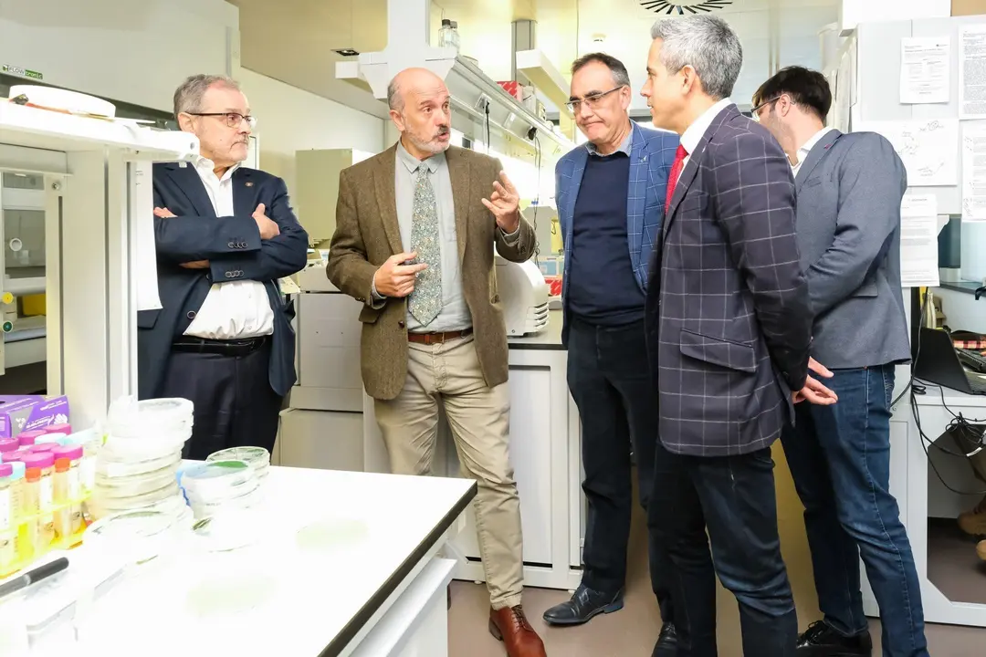 11:30 horas. Instituto de Biomedicina y Biotecnolog&iacute;a de Cantabria (IBBTEC) (c/ Albert Einstein 22, Santander). El vicepresidente y consejero de Universidades, Igualdad, Cultura y Deporte, Pablo Zuloaga, y el consejero de Sanidad, Ra&uacute;l Pesquera, visitan las instalaciones del IBBTEC. 12 de enero de 2023 &copy; Ra&uacute;l Lucio