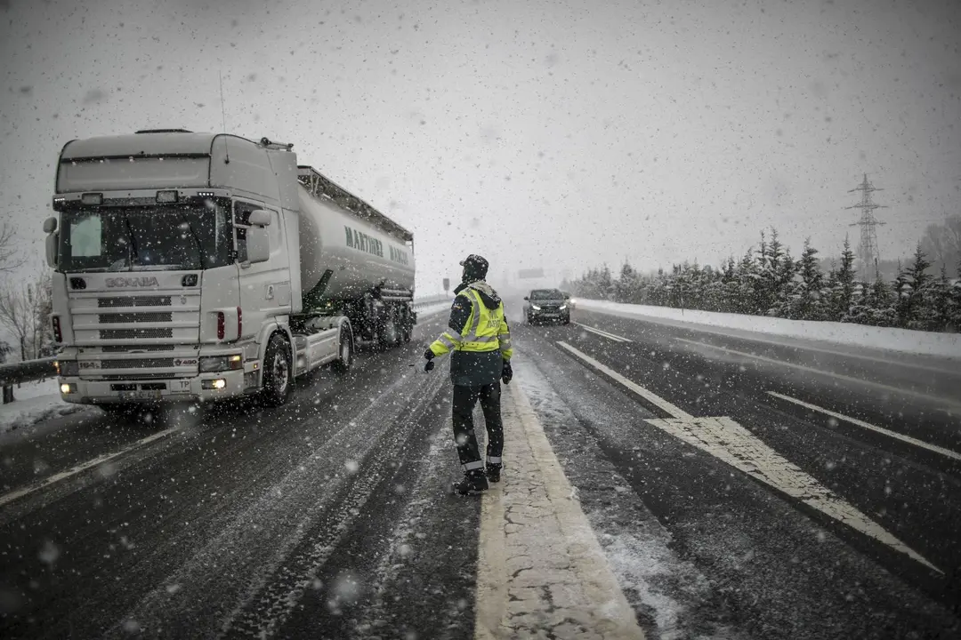 DAVID S. BUSTAMANTE 02/02/2018 REINOSA/ CANTABRIA La Guardia Civil de Trafico corta la A-67 a la altura de Reinosa por la intensa nevada que esta tapando de nieve la calzada