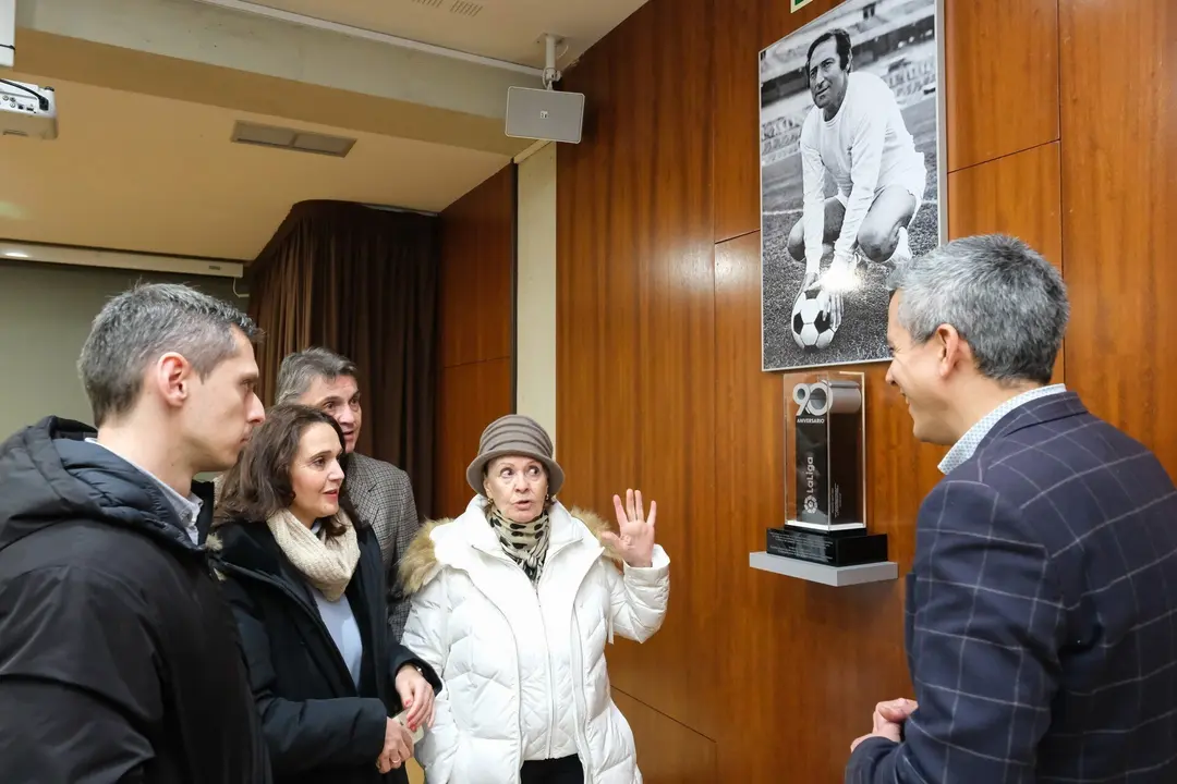 12:00.- Casa del Deporte Paco Gento. Santander. El vicepresidente y consejero de Universidades, Igualdad, Cultura y Deporte, Pablo Zuloaga, descubre la vitrina con el trofeo cedido por la familia de Paco Gento. 18 de enero de 2023 &copy; Ra&uacute;l Lucio