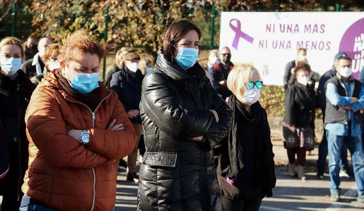 19/12/21  SANTANDER
ep concentracion ayuntamiento Lia&ntilde;o

por el asesinato mujer y bebe de 11 meses 


FOTO: