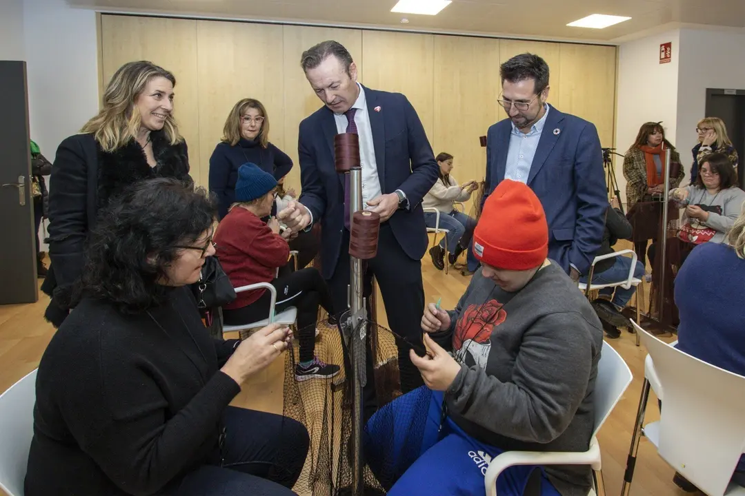 11:30 horas. &Aacute;rea de formaci&oacute;n de la Cofrad&iacute;a de Pescadores de Colindres, Puerto de Colindres
El consejero de Desarrollo Rural, Ganader&iacute;a, Pesca, Alimentaci&oacute;n y Medio Ambiente, Guillermo Blanco, inaugura el curso de iniciaci&oacute;n al mantenimiento de artes y aparejos de pesca para rederas. Posteriormente, acudir&aacute; a la aula de formaci&oacute;n de la Cofrad&iacute;a de Pescadores de Santo&ntilde;a para inaugurar el mismo curso formativo.
