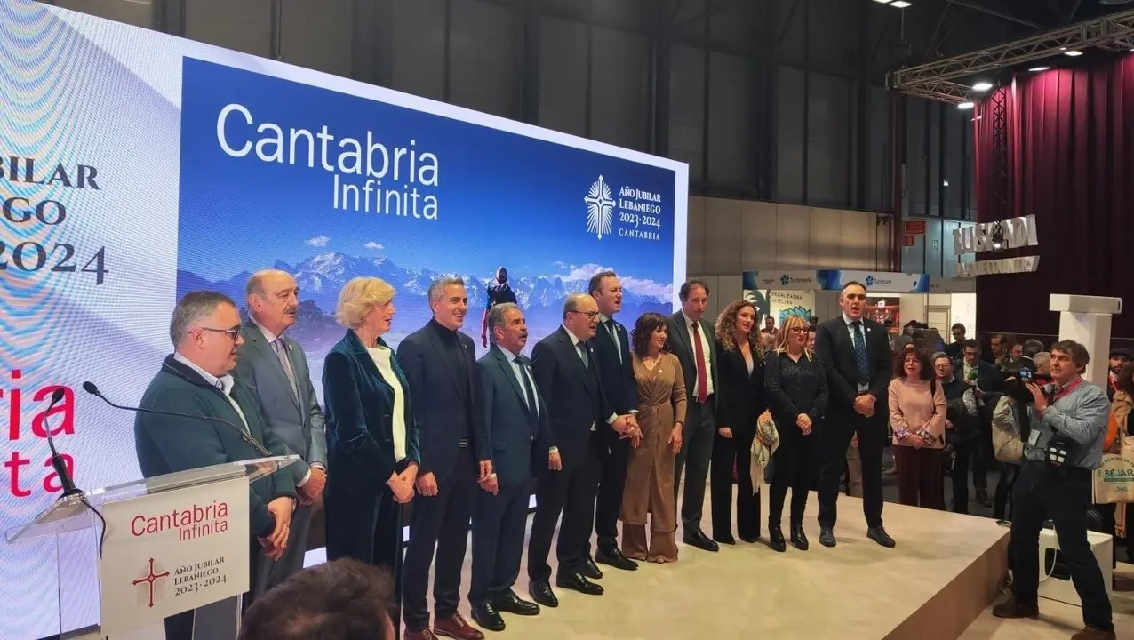 EuropaPress_4936454_representantes_cantabria_stand_fitur