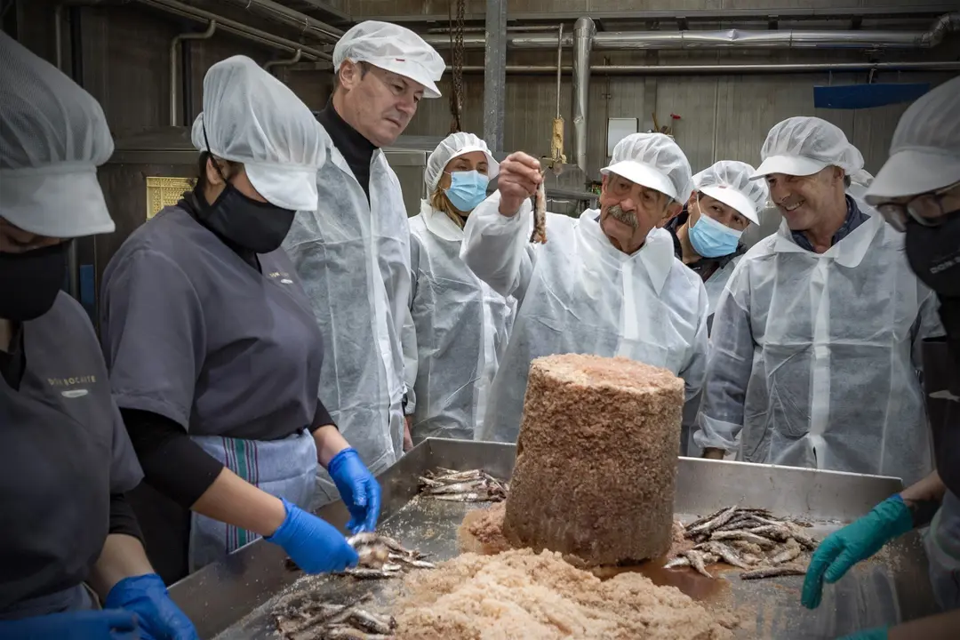 12:30 horas. Sede de Don Bocarte, Santo&ntilde;a

El presidente de Cantabria, Miguel &Aacute;ngel Revilla, y el consejero de Desarrollo Rural, Ganader&iacute;a, Pesca, Alimentaci&oacute;n y Medio Ambiente, Guillermo Blanco, visitan las instalaciones de esta empresa conservera. 
