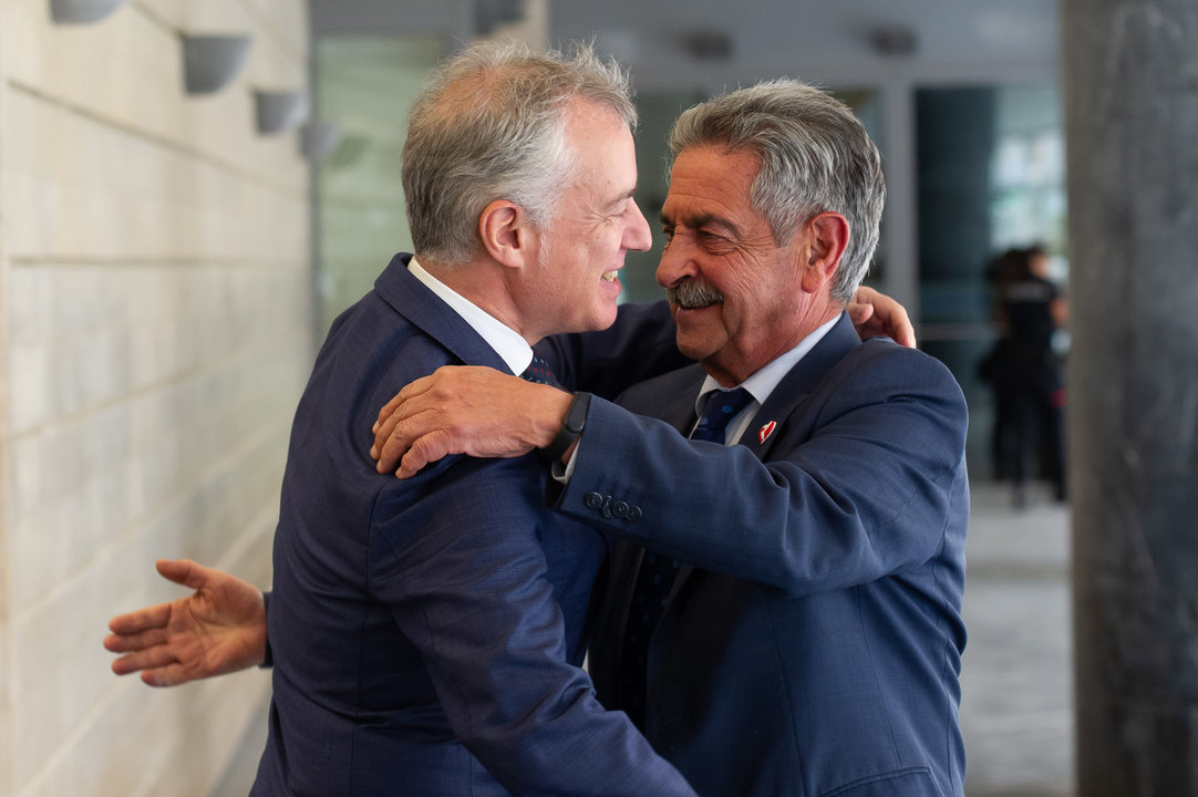 El Lehendakari Urkullu recibe al Presidente de Cantabia Miguel Angel Revilla a sullegada a la Comision Arco Atlanatico en San Sebastian 24/05/2022 - foto Unanue