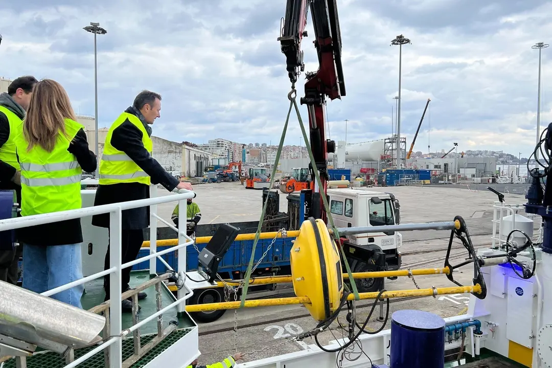 10:15 horas. Autoridad Portuaria de Santander (por la entrada de la calle Antonio L&oacute;pez). El consejero de Desarrollo Rural, Ganader&iacute;a, Pesca, Alimentaci&oacute;n y Medio Ambiente, Guillermo Blanco, asiste en el puerto a la subida de la boya oceanogr&aacute;fica &lsquo;Augusto Gonz&aacute;lez Linares&rsquo; al buque de investigaci&oacute;n oceanogr&aacute;fica y pesquera &lsquo;Ram&oacute;n Margalef&rsquo; para su posterior colocaci&oacute;n en el mar.