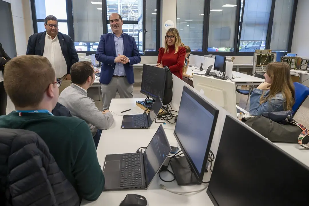 11:00 Horas. Empresa CIC Consulting Inform&aacute;tico. PCTCAN
La consejera de Empleo y Pol&iacute;ticas Sociales, Eugenia G&oacute;mez de Diego, visita las
instalaciones de la empresa que colabora con el programa &lsquo;Investigo&rsquo; para la
contrataci&oacute;n de j&oacute;venes investigadores. &copy; Miguel De la Parra 17 MARZO 2023 