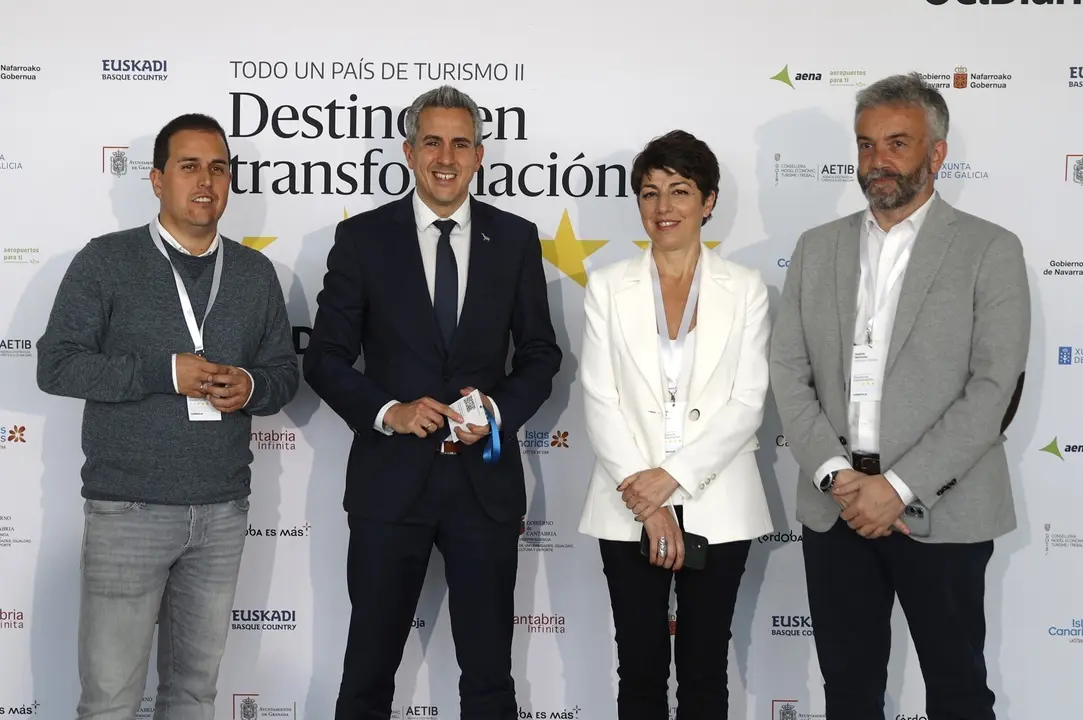 MADRID, 22/03/2023.- El vicepresidente de Cantabria, Pablo Zuloaga (2i), el director del Diario.es en Cantabria, Laro Garc&iacute;a (i), la directora general del Diario.es, Rosal&iacute;a Lloret (d), y el gerente del Diario.es en Cantabria, Andr&eacute;s Hermosa, posan durante la jornada "Todo un pa&iacute;s de turismo II. Destinos en transformaci&oacute;n", organizado por elDiario.es, este mi&eacute;rcoles en la sede del Colegio Oficial de Arquitectos de Madrid. EFE/ Mariscal
