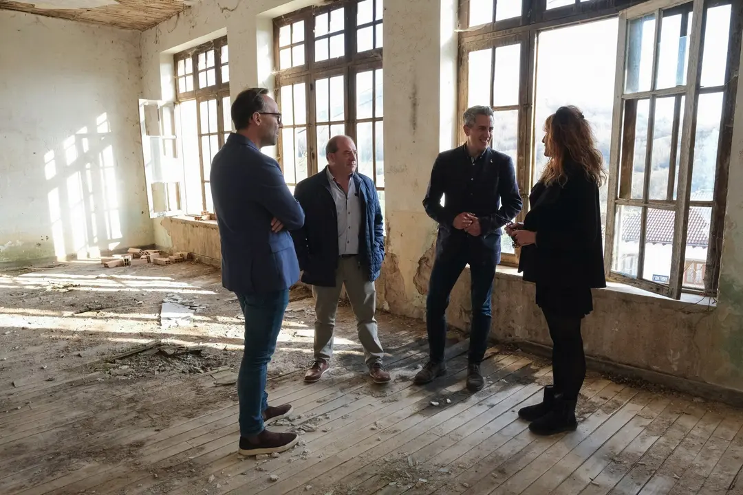 16.30.- Antiguas escuelas. Fontibre. El vicepresidente y consejero de Universidades, Igualdad, Cultura y Deporte, Pablo Zuloaga, informa sobre las obras de las antiguas escuelas y la casa del maestro. 21 de marzo de 2023 &copy; Ra&uacute;l Lucio