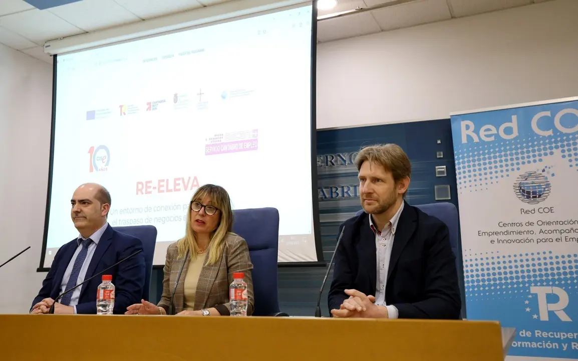 La consejera de Empleo y Pol&iacute;ticas Sociales, Eugenia G&oacute;mez de Diego, y el director del Servicio C&aacute;ntabro de Empleo, Jos&eacute; Manuel Callejo, presentan el nuevo programa RE-ELEVA, &lsquo;Un entorno de conexi&oacute;n para favorecer el traspaso de negocios en Cantabria&rsquo; acompa&ntilde;ados por Manuel Redondo, responsable del Centro Internacional Santander Emprendimiento (CISE).
27 mar 23
