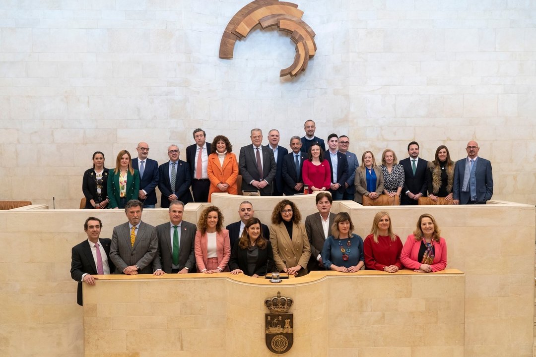 Foto de familia de todos los miembros del Parlamento de Cantabria, el ultimo día de la legislatura.