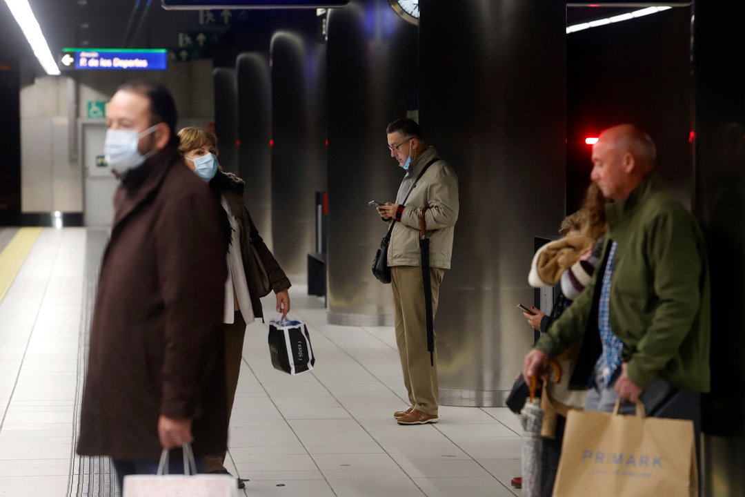 Varias personas viajan en transportes público el primer día que no es obligatorio la mascarilla en el interior y dejan de ser obligatorias de hoy a 8 de enero de 2023 en Málaga, Andalucía.//Álex Zea. 
