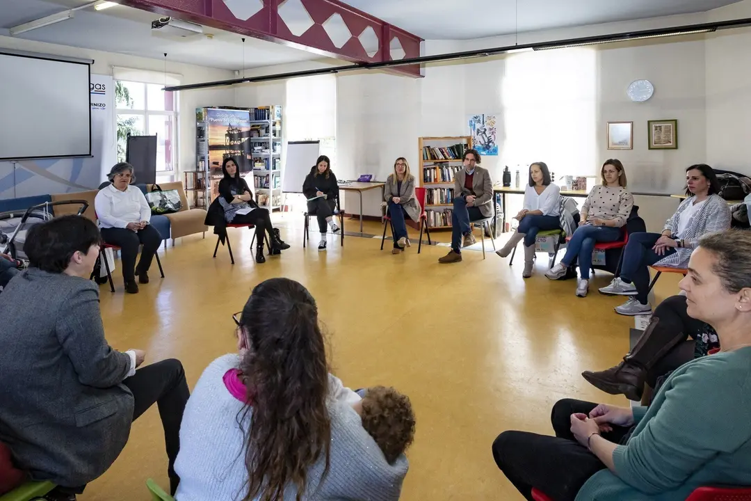 11:00 horas. Biblioteca Municipal Miguel Artigas. Calle Fern&aacute;ndez Hontoria, 1, El Astillero 
La consejera de Empleo y Pol&iacute;ticas Sociales, Eugenia G&oacute;mez de Diego, asiste al cierre del grupo de Astillero `Afecto Primaria&rsquo; del Programa de Apoyo Integral a las Familias (PAIF).
