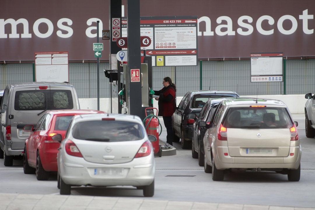 Ribadeo y Lugo. Colas en las gasolineras españolas en el último día en que se aplicará el descuento de 20 céntimos por litro implementado por el Gobierno el pasado mes de abril.