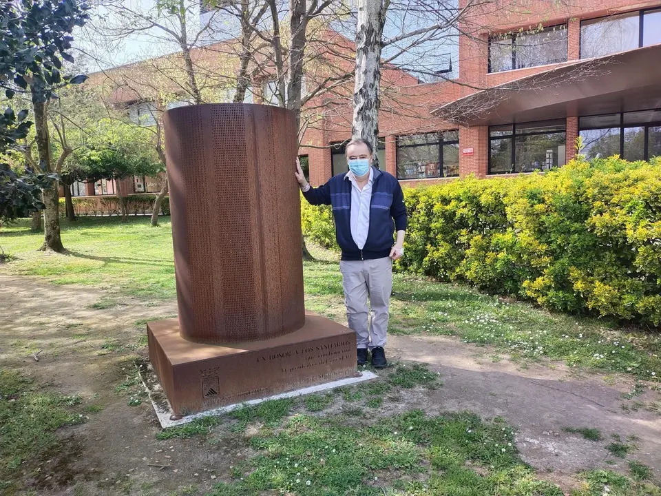 Foto Arturo Queimadelos saliendo de El Hospital de Sierrallana
