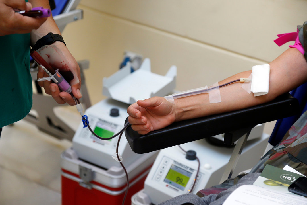 Varias personas donan sangre en el patio del Ayuntamiento de la capital dentro de la campaña del "XIV Maratón de donación de sangre" promovida por el consistorio malagueño y el Centro de Transfusiones Regional de Málaga a 27 de octubre d e2022 en Málaga, Andalucía.