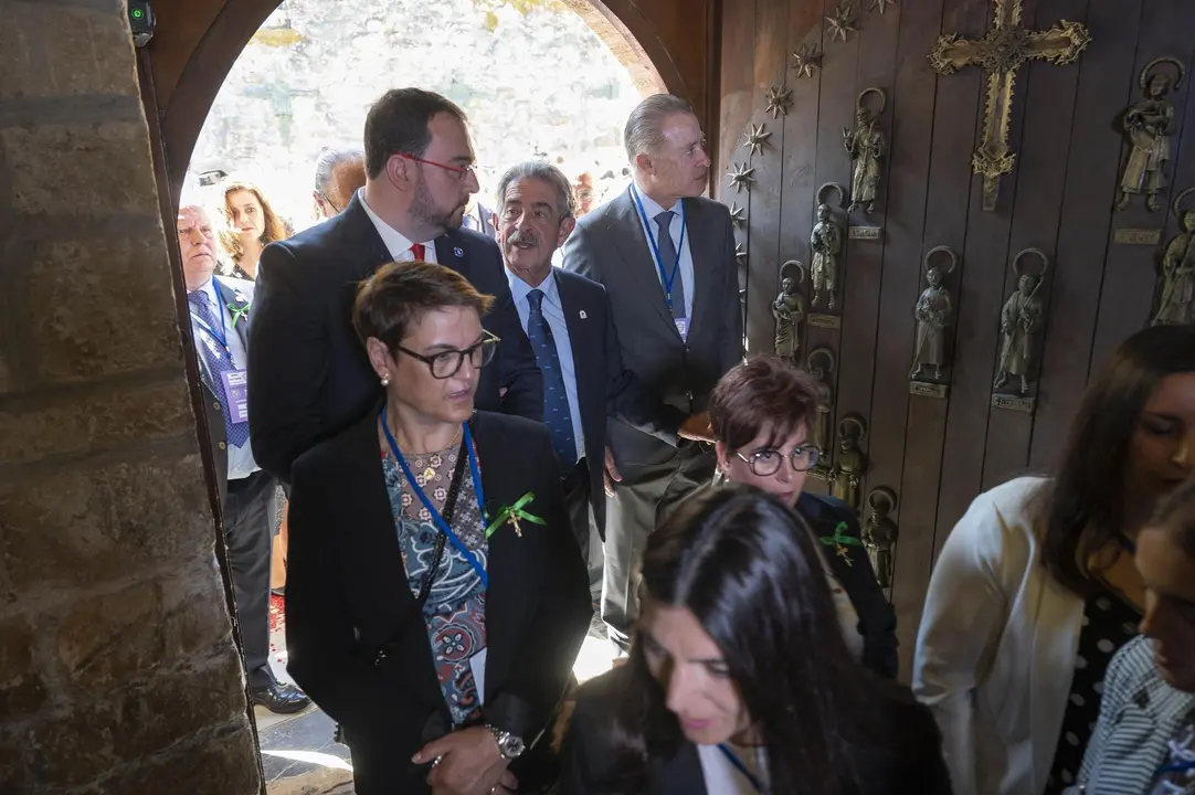 SANTO TORIBIO DE LI&Eacute;BANA (CANTABRIA), 16/04/2023.- Los presidentes de Cantabria, Miguel &Aacute;ngel Revilla (c), y de Asturias, Adrian Barb&oacute;n (i), traspasan la Puerta del Perd&oacute;n de Santo Toribio de Li&eacute;bana tras su apertura este domingo. EFE/Pedro Puente Hoyos POOL
