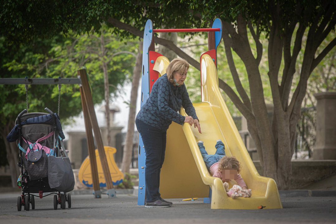 Una abuela juega con su nieta sin mascarillas en un parque infantil de Gibraltar.