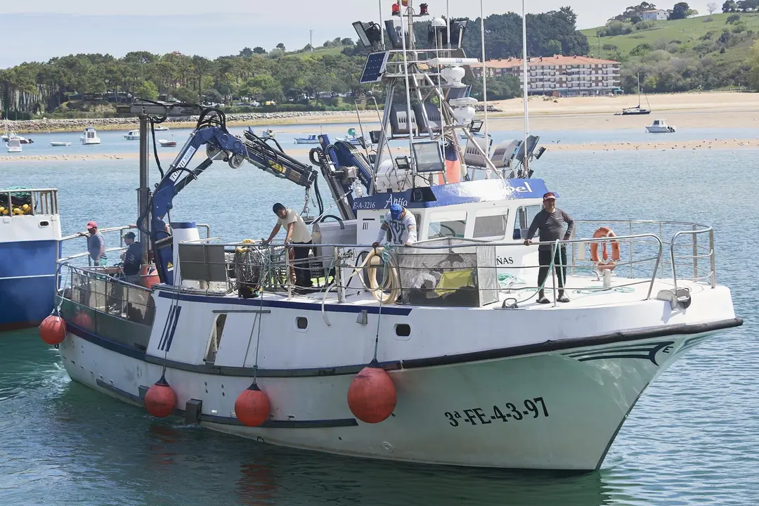 EuropaPress_5147369_El_barco_gallego_del_que_un_pescador_cayo_al_mar_y