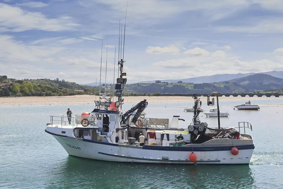 EuropaPress_5147371_El_barco_gallego_del_que_un_pescador_cayo_al_mar_y