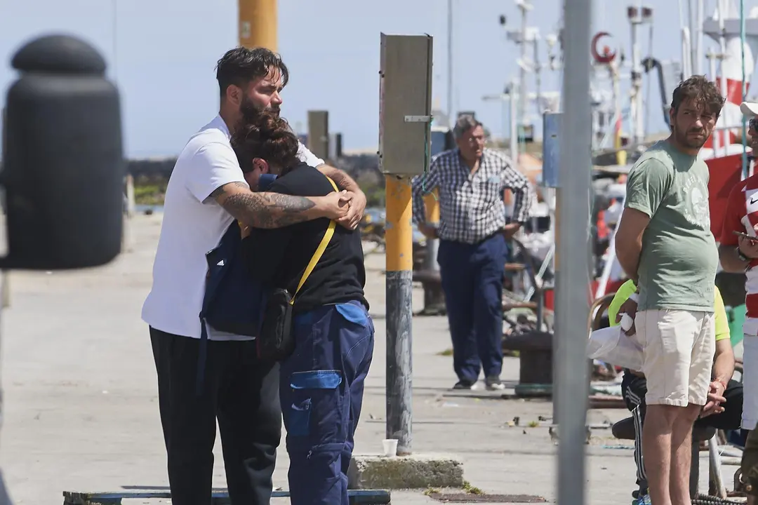 EuropaPress_5147382_Dos_familiares_del_pescador_desaparecido_tras_caer