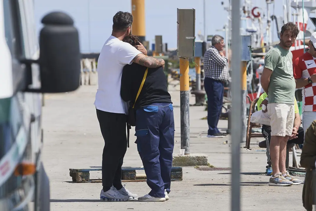 EuropaPress_5147383_Dos_familiares_del_pescador_desaparecido_tras_caer