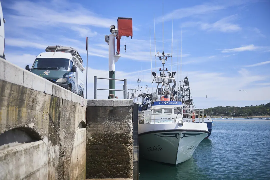 EuropaPress_5147389_El_barco_gallego_del_que_un_pescador_cayo_al_mar_y