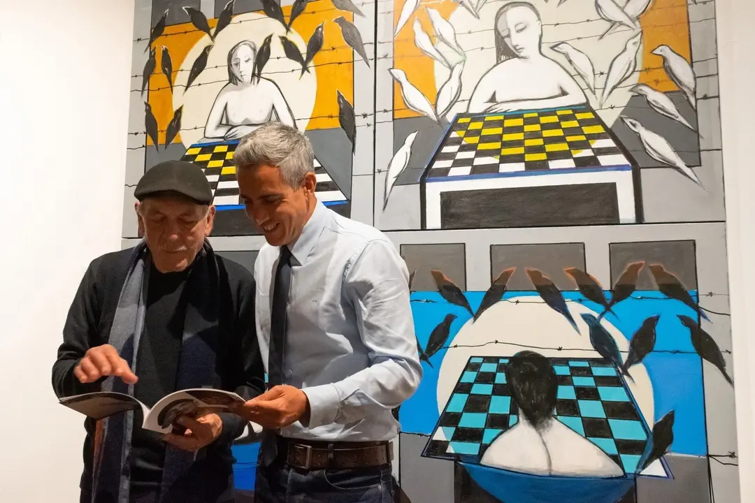 10:30 horas. Casa del &Aacute;guila y la Parra de Santillana del Mar. El vicepresidente y consejero de Universidades, Igualdad, Cultura y Deporte, Pablo Zuloaga, presenta el cat&aacute;logo de la exposici&oacute;n de Roberto Orallo. &copy; Jairo Mart&iacute;nez 10 de mayo de 2023