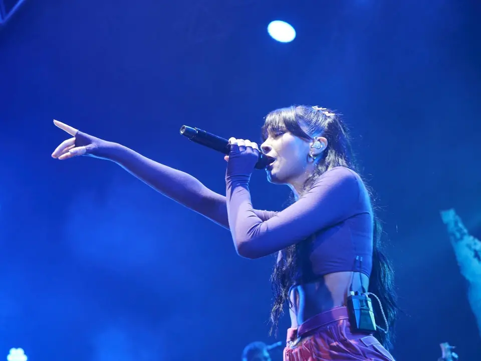 La cantante Aitana durante su concierto en el Navarra Arena, a 27 de noviembre de 2021, en Pamplona, Navarra (Espa&ntilde;a). Este concierto se enmarca en su gira &lsquo;11 Razones Tour&rsquo;, protagonizada por canciones de su &aacute;lbum &lsquo;11 razones&rsquo;. Este trabajo suyo apuesta por un estilo Pop-Rock inspirado en los 2000.
