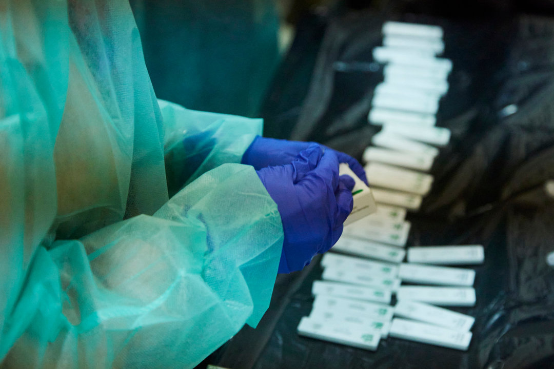 Una enfermera abre un test de antígeno para realizarle la prueba a un costalero durante el primer ensayo de costaleros de la Hermandad del Baratillo, con medidas covid-19, preparatorio a la Semana Santa de 2022, a 2 de febrero de 2022 en Sevilla (Andalucía, España)

