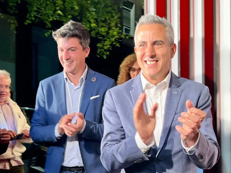 230511 PEGADA CARTELES 1