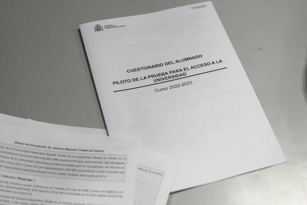 Ehjemplares de la prueba piloto de la nueva EBAU del Ministerio de Educaci&oacute;n y Formaci&oacute;n Profesional en el IES Calder&oacute;n de la Barca. En Oviedo (Asturias), a 28/10/2022 (&copy; Jorge Peteiro / Europa Press)